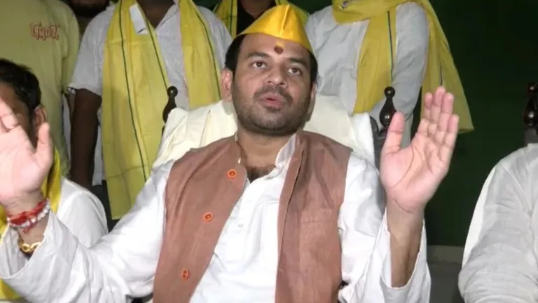 "तेजस्वी यादव दूधमुंहा बच्चा है"...तेज प्रताप यादव ने भाई तेजस्वी को लेकर दिया बड़ा बयान, CM पद पर भी की दावेदारी, देखें वीडियो Tej Pratap Yadav