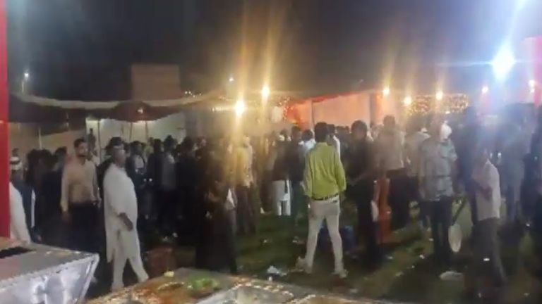 UP: निकाह में भोज के दौरान चिकन फ्राई को लेकर हुआ बवाल, मारपीट में 15 लोग घायल, देखें वीडियो Bijnor News