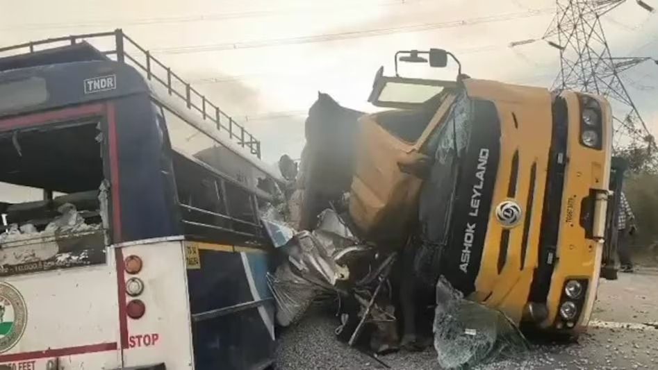 Telangana Road Accident: तेलंगाना के रंगारेड्डी में गलत दिशा से आ रहे ट्रक ने TGRTC बस को मारी टक्कर 19 की मौत, 10 घायल Telangana road accident