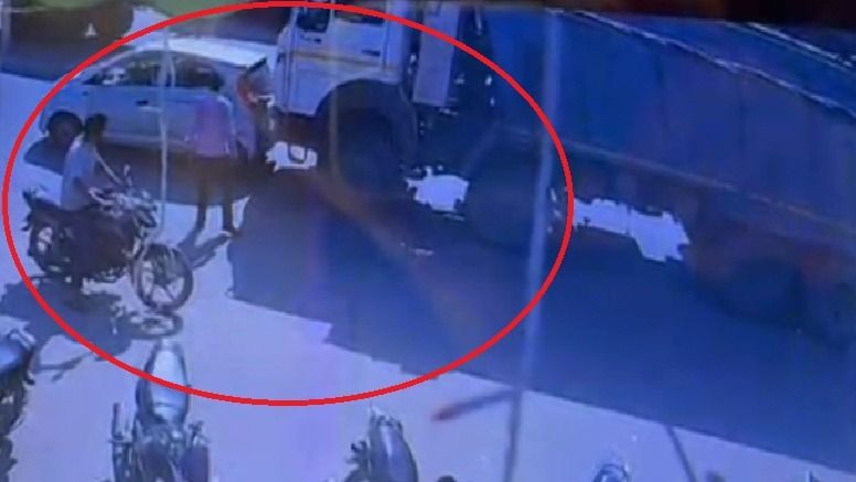 जयपुर: डंपर हादसे के 24 घंटे बाद फिर हंगामा, युवक एक्सीडेंट वाली जगह के टावर पर चढ़ा, फिर  NewsTak