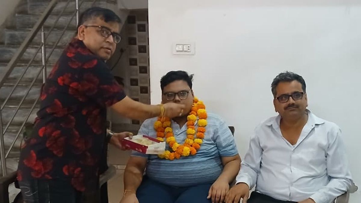 CA Result 2025: अलवर के बकुल गुप्ता ने रचा इतिहास, CA परीक्षा में पहली ही कोशिश में हासिल की AIR-3 रैंक! CA Topper 2025