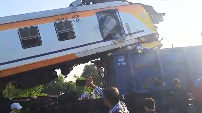 बड़ा रेल हादसा: छ्त्तीसगढ़ के बिलासपुर में मालगाड़ी और पैसेंजर ट्रेन में टक्कर, 6 की मौत, कई घायल छत्तीसगढ़ में बड़ा रेल हादसा