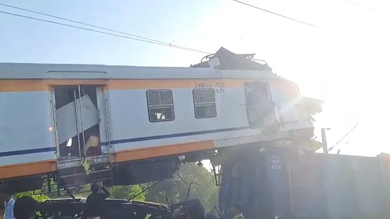 Train Accident: इस एक गलती ने ले ली 6 लोगों की जान, मालगाड़ी और पैसेंजर ट्रेन के बीच टक्कर का कारण आया सामने NewsTak