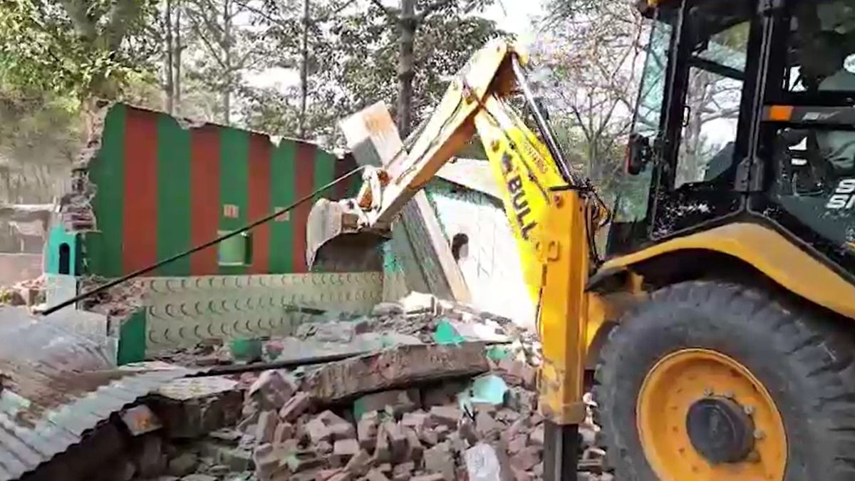 हरिद्वार: सरकारी जमीन पर बनी थी मजार...प्रशासन ने बुलडोजर चलाकर किया ध्वस्त!