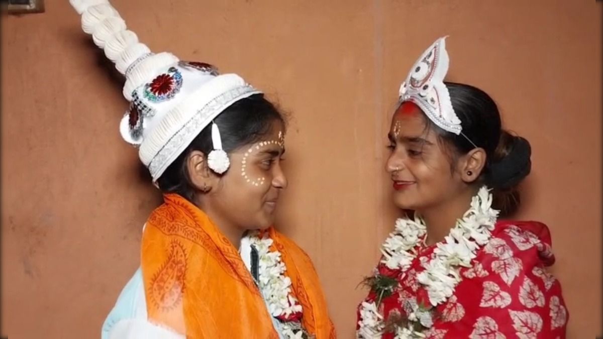 समाज की परंपराओं को तोड़ सुंदरबन में दो लड़कियों ने रचाई शादी, कहा- प्यार ही सबसे बड़ा धर्म दो लड़कियों ने रचाई शादी