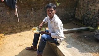 जिसे मरा हुआ मानकर दफना चुके थे...अचानक वही लौट आया घर, सूरजपुर से आई चौंकाने वाली घटना! NewsTak