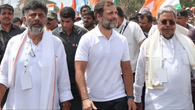 कर्नाटक में CM बदलने की अटकलें! सिद्धारमैया के दो मंत्री दिल्ली पहुंचे, हाईकमान का आया बड़ा जवाब सिद्धारमैया की कुर्सी पर लटकी तलवार ने बढ़ाई राहुल गांधी की मुश्किल.
