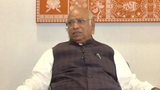 चुनावी माहौल के बीच मल्लिकार्जुन खड़गे का बड़ा दावा: 'चुनाव के बाद नीतीश कुमार को किनारे कर देगी बीजेपी' NewsTak