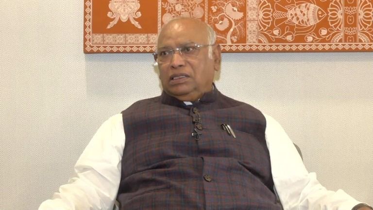 चुनावी माहौल के बीच मल्लिकार्जुन खड़गे का बड़ा दावा: 'चुनाव के बाद नीतीश कुमार को किनारे कर देगी बीजेपी' Mallikarjun Kharge interview