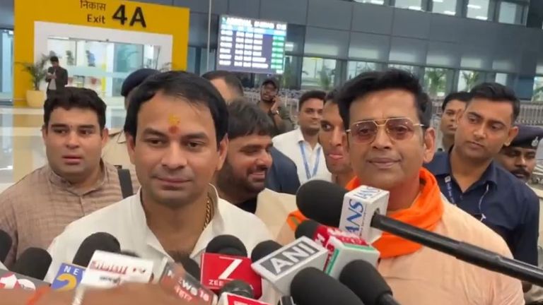 'महादेव के शंखनाद संगे होई...' तेज प्रताप यादव के साथ फिर नजर आए रवि किशन, देखें वीडियो पिछले 24 घंटों में दूसरी बार साथ दिखें तेज प्रताप और रवि किशन