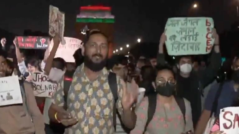 दिल्ली की जहरीली हवा पर फूटा जनता का गुस्सा, इंडिया गेट पर बड़ा प्रदर्शन, सौरभ भारद्वाज सहित कई नेता हुए शामिल दिल्ली में बढ़ते पॉल्यूशन को लेकर प्रदर्शन (Photo: ANI)