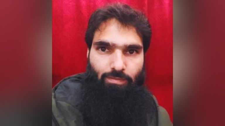 हरियाणा: फरीदाबाद में डॉक्टर आदिल के घर जम्मू-कश्मीर पुलिस का छापा...300 किलो अमोनियम नाइट्रेट, एक एसाल्ट राइफल बरामद Huge quantity of explosives and weapons recovered from Dr Adil Ahmed's house