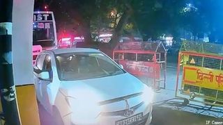 चेहरे पर काला मास्क, मन में दहशत फैलाने का प्लान... दिल्ली धमाके से पहले CCTV फुटेज में दिखा आतंकी डॉ उमर NewsTak