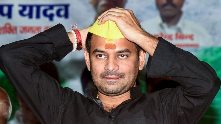 DV research Bihar exit poll: महुआ सीट पर भाइयों की टक्कर में कौन मारेगा बाजी, तेज प्रताप का क्या होगा? जानें तेज प्रताप यादव को लेकर चर्चा हुई तेज