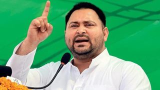 बिहार में काउंटिंग से ठीक पहले तेजस्वी के सामने सैकड़ों स्क्रीन पर बैठे ये लोग कौन? 'मिशन सरकार शुरू'! NewsTak