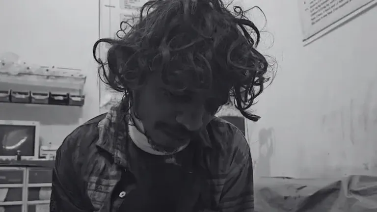 'मेरी लैला को बुला दो, नहीं तो मैं मर जाऊंगा'...झांसी रेलवे स्टेशन पर 'मजनू' ने किया हाई-वोल्टेज ड्रामा Jhansi News