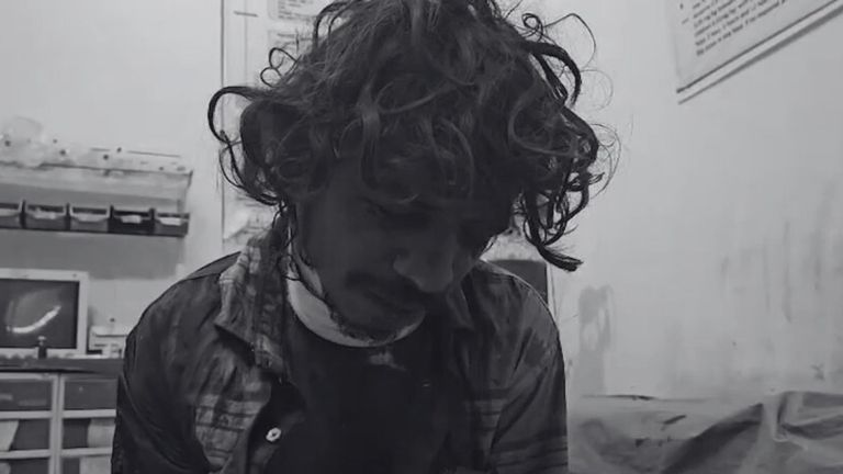 'मेरी लैला को बुला दो, नहीं तो मैं मर जाऊंगा'...झांसी रेलवे स्टेशन पर 'मजनू' ने किया हाई-वोल्टेज ड्रामा Jhansi News