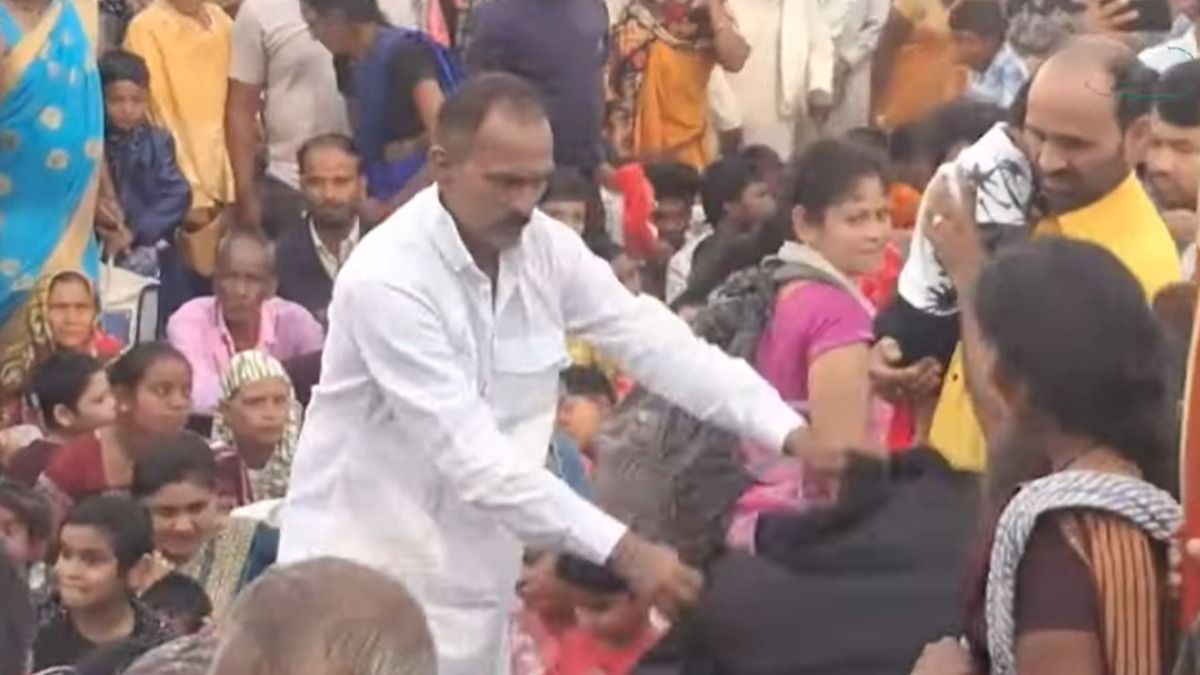 MP के छिंदवाड़ा में कंबल वाले बाबा कर रहे थे लोगों का इलाज, पहुंच गई स्वास्थ्य विभाग की टीम