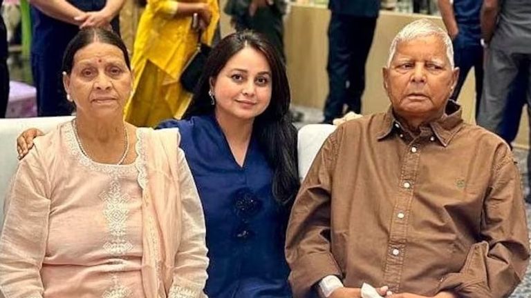 रोहिणी के बाद लालू की बेटियां राज लक्ष्मी और रागिनी यादव भी पटना छोड़ पहुंची दिल्ली NewsTak