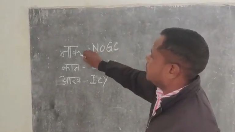 छत्तीसगढ़ में टीचर का वीडियो हुआ वायरल, बच्चों को पढ़ाई ऐसी अंग्रेजी कि लोगों ने पीट लिया सिर Chhattisgarh viral video