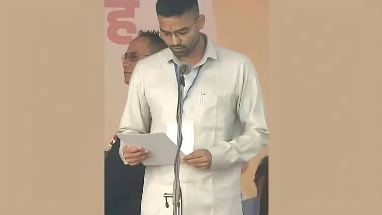 Minister Deepak Prakash: जीन्स-शर्ट में शपथ लेने वाले बिहार के नए मंत्री दीपक प्रकाश कौन हैं? क्यों हो रही चर्चा Deepak Prakash Bihar Minister