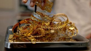 Gold-silver price today: शादी के सीजन में सोने-चांदी खरीदना कितना सही? रुकना चाहिए या करनी चाहिए खरीदारी? जानें एक्सपर्ट से NewsTak