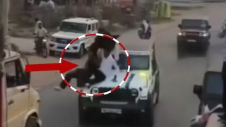 चलती थार की छत पर झूम रहे थे तीन युवक...सामने से आया कैंटर और एक सेकंड में बदल गया नजारा, देखें वीडियो NewsTak