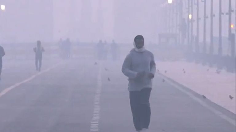 Delhi Weather Update: दिल्ली के तापमान में उतार-चढ़ाव, कई इलाकों में कोहरे की वापसी, एयर क्वालिटी अभी भी खराब Delhi Weather Today