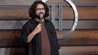 कार्टूनिस्ट से कॉमेडियन: रवि गुप्ता कैसे बने इंडियन स्टैंड-अप कॉमेडी के शुद्ध देसी स्टार, जानिए उनके सफर की पूरी कहानी NewsTak