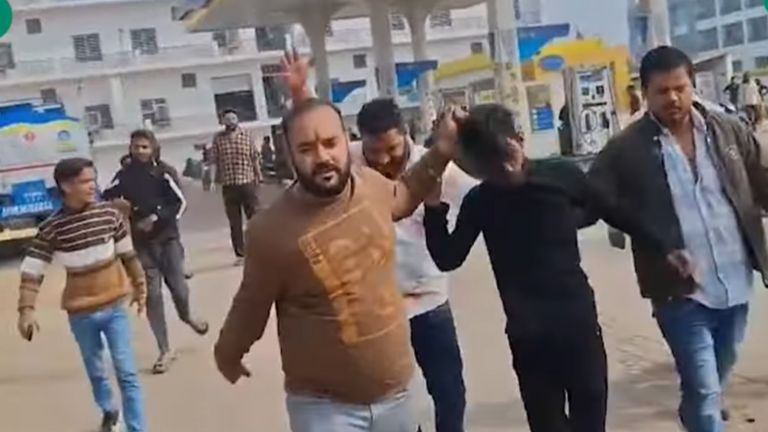 MP: हिंदू लड़कियों का न्यूड वीडियो बनाकर मुस्लिम युवक करता था गंदा काम, हिंदू संगठनों ने किया ऐसा हाल कि गिड़गिड़ाने लगा मध्य प्रदेश का वीडियो हुआ वायरल