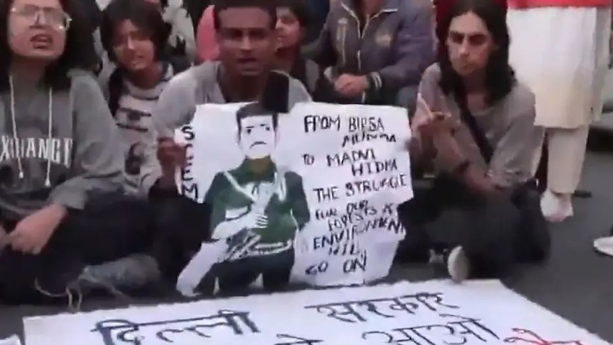 दिल्ली: वायु प्रदूषण के नाम पर जुटे प्रदर्शनकारियों ने दुर्दांत नक्सली हिड़मा के पोस्टर लहराए, पुलिस की आंखों में झोंकी मिर्ची दिल्ली में प्रदूषण को लेकर हो रहा है विरोध प्रदर्शन