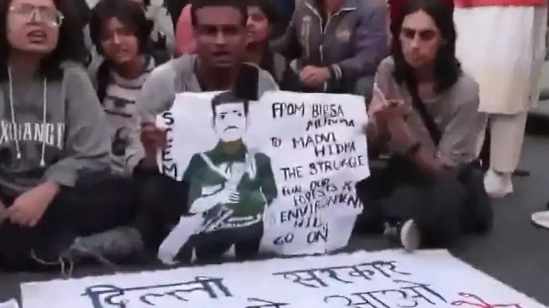 दिल्ली: वायु प्रदूषण के नाम पर जुटे प्रदर्शनकारियों ने दुर्दांत नक्सली हिड़मा के पोस्टर लहराए, पुलिस की आंखों में झोंकी मिर्ची दिल्ली में प्रदूषण को लेकर हो रहा है विरोध प्रदर्शन