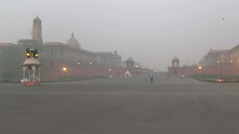 Delhi Weather Update: दिल्ली में बढ़ी ठंड, 27 नवंबर को रहेगा कोहरा और ठंडी हवाओं का असर, AQI 300 पार Delhi Weather Today