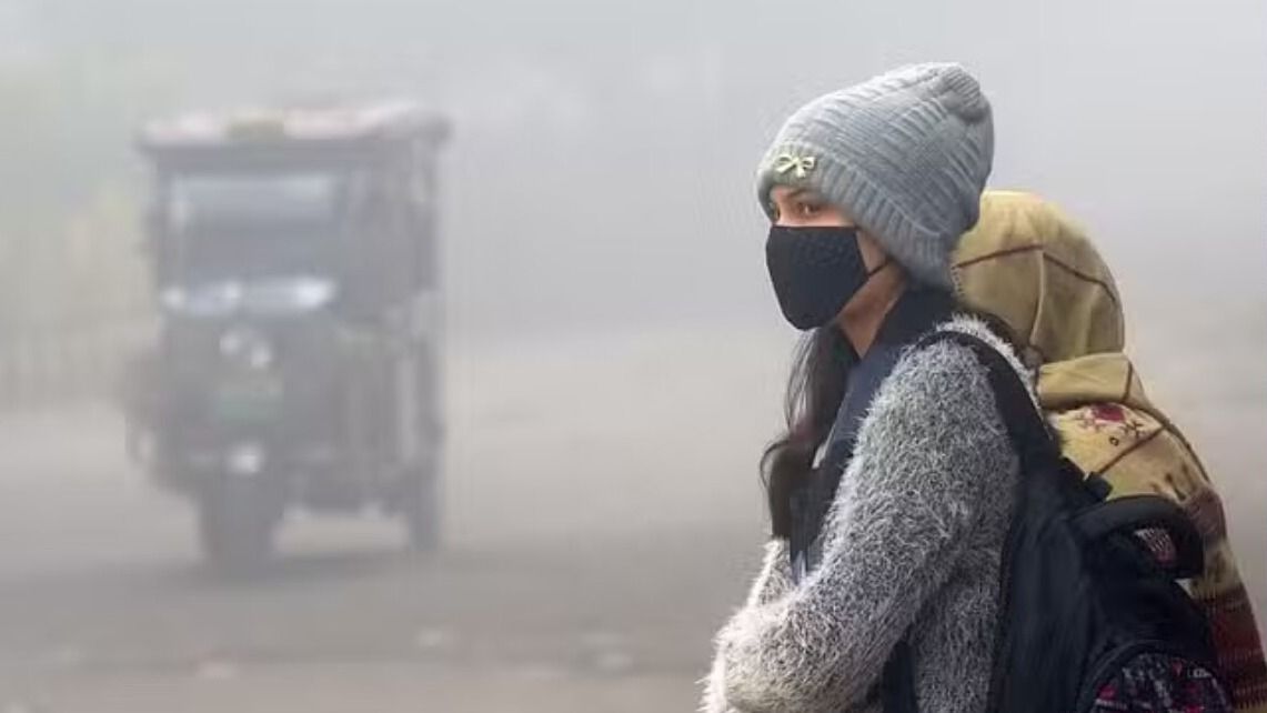 Delhi Weather Update: दिल्ली में ठंड और प्रदूषण की डबल मार! आज भी छाएगा घना कोहरा, AQI 400 के पार