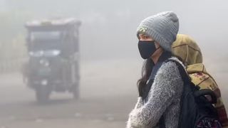 Delhi Weather Update: दिल्ली में ठंड और प्रदूषण की डबल मार! आज भी छाएगा घना कोहरा, AQI 400 के पार NewsTak