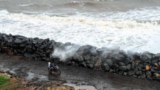 साइक्लोन 'दित्वाह' से भारत के दक्षिण तटीय इलाकों में हाई अलर्ट...भारी बारिश के चलते कई उड़ानें रद्द, ट्रेनों पर भी असर NewsTak