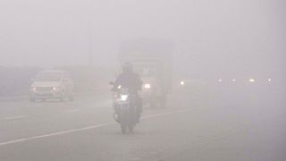 दिल्ली-NCR में बढ़ी सिहरन! ठंडी हवाओं के बीच कोहरा बढ़ाएगा परेशानी, AQI में मामूली सुधार लेकिन खतरा जारी NewsTak