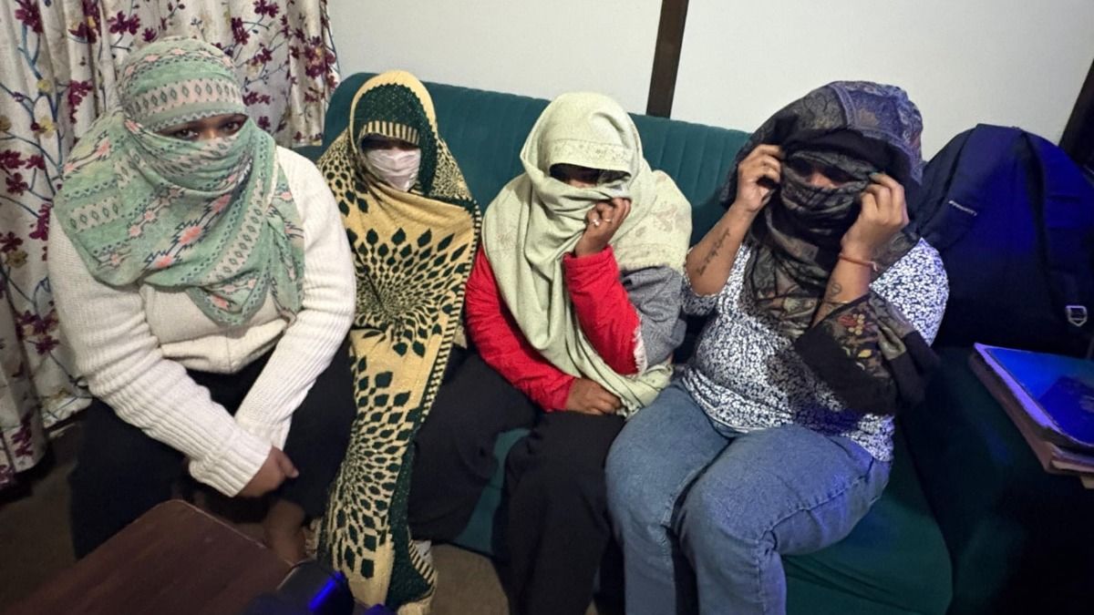 कंडोम, नगदी और सीसीटीवी… वाराणसी में स्पा सेंटर की आड़ में चल रहा था सेक्स रैकेट, भाजपा नेत्री का पति निकला फ्लैट का मालिक UP News