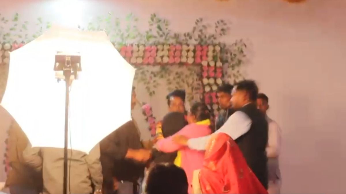 शादी में पहुंची दूल्हे की एक्स...एक एक कर खोल दिए सारे राज, भड़के बारातियों ने कर दी पिटाई