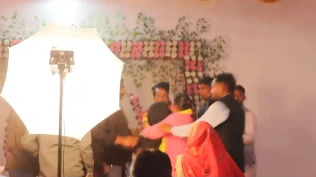 शादी में पहुंची दूल्हे की एक्स...एक एक कर खोल दिए सारे राज, भड़के बारातियों ने कर दी पिटाई UP news