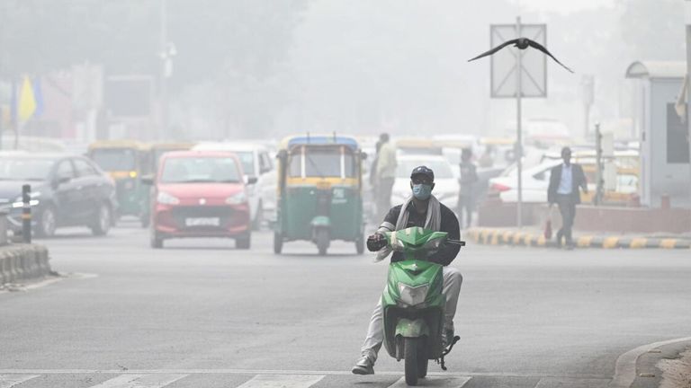 दिल्ली-NCR में दोहरी मार! ठंड और जहरीले स्मॉग से लाेग परेशान, IMD के अनुसार 4 से 9 दिसंबर तक बढ़ेगी सिहरन Delhi NCR Weather Update