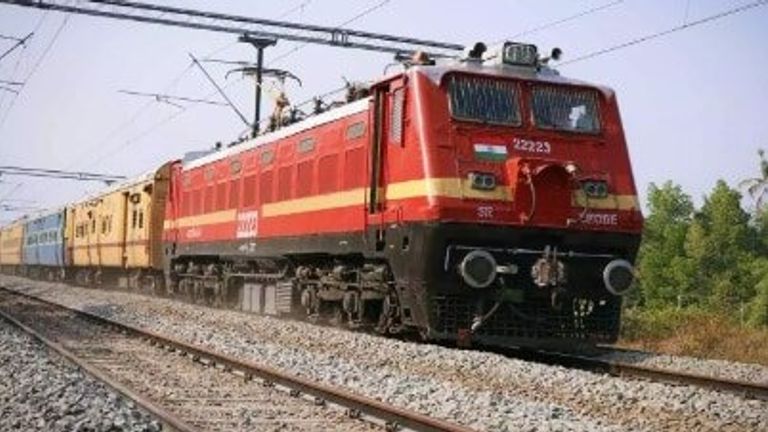 Tatkal Ticket Booking OTP Rule: काउंटर से ले रहे हैं तत्काल टिकट तो जान लें भारतीय रेलवे का ये नया नियम Tatkal Ticket Booking OTP Rule