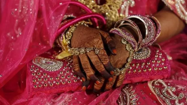 UP: अंधेरे में प्रेमिका के घर घुसा प्रेमी…ग्रामीणों ने पकड़ा, फिर कुछ घंटों बाद जो हुआ उसने सबको कर दिया हैरान Meerut Love Story