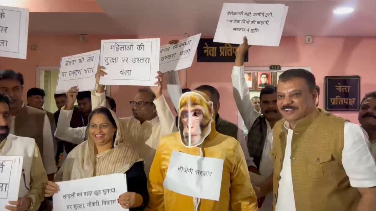 बंदर की ड्रेस, हाथ में उस्तरा…MP विधानसभा परिसर में कांग्रेस विधायकों का अनोखा विरोध प्रदर्शन, देखें वीडियो Madhya Pradesh News