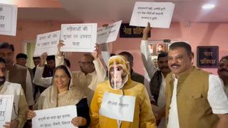 बंदर की ड्रेस, हाथ में उस्तरा…MP विधानसभा परिसर में कांग्रेस विधायकों का अनोखा विरोध प्रदर्शन, देखें वीडियो NewsTak