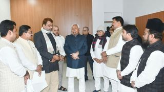 बिहार में बीजेपी के साथ सरकार बनाने के बाद फिर नीतीश कुमार कर सकते हैं बड़ा खेला? AIMIM के पांच विधायकों की मुलाकात पर गरमाई राजनीति NewsTak