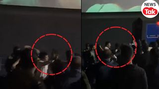 VIDEO: भोपाल में धुरंधर मूवी के दौरान ऐसा क्या हुआ कि थिएटर में ही भिड़े दो युवक, स्क्रीन पर फिल्म और सामने पिटाई दोनों चलती रही NewsTak