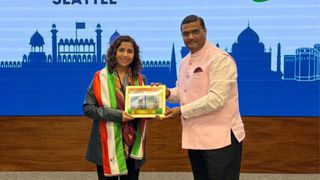 काैन हैं लखनऊ की मेनका सोनी, जिन्होंने अमेरिका में जीता काउंसिल का चुनाव, भगवद गीता हाथ में लेकर ली शपथ NewsTak