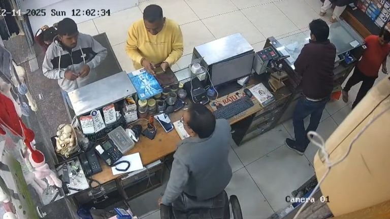 'पहले 50 लाख की पर्ची थमाई...फिर गोली चलाई', जींद में दिनदहाड़े दुकानदार से फिरौती मांगकर बदमाश, बोले- 'लाला अगली गोली छाती पर लगेगी' haryana