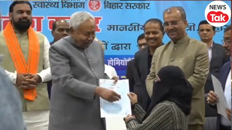 सीएम नीतीश कुमार ने सबके सामने महिला डॉक्टर का खींचा हिजाब, सभी रह गए भौंचक्के, वीडियो आया सामने Nitish Kumar viral video